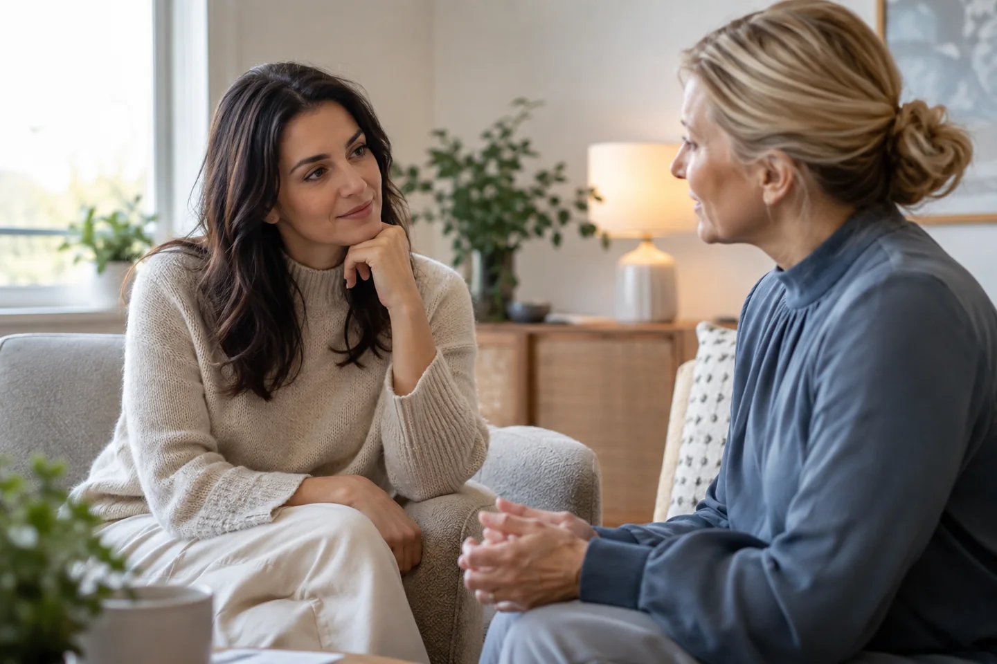 Professionele werkwijzen, passend bij uw vraag – therapie en begeleiding in uw taal Een volwassen gesprekspartner die tijdens een ondersteunend gesprek aandachtig wordt beluisterd